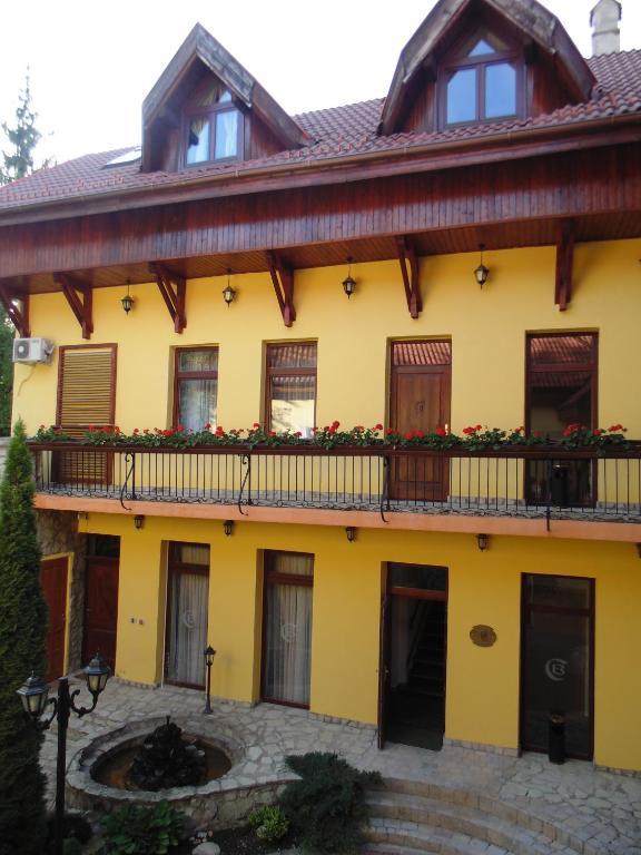Bed & Breakfast Curtea Brasoveana 4*