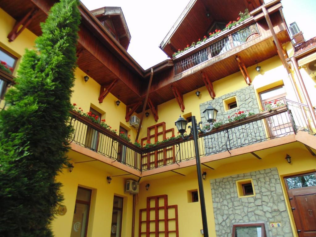Curtea Brasoveana Bed & Breakfast